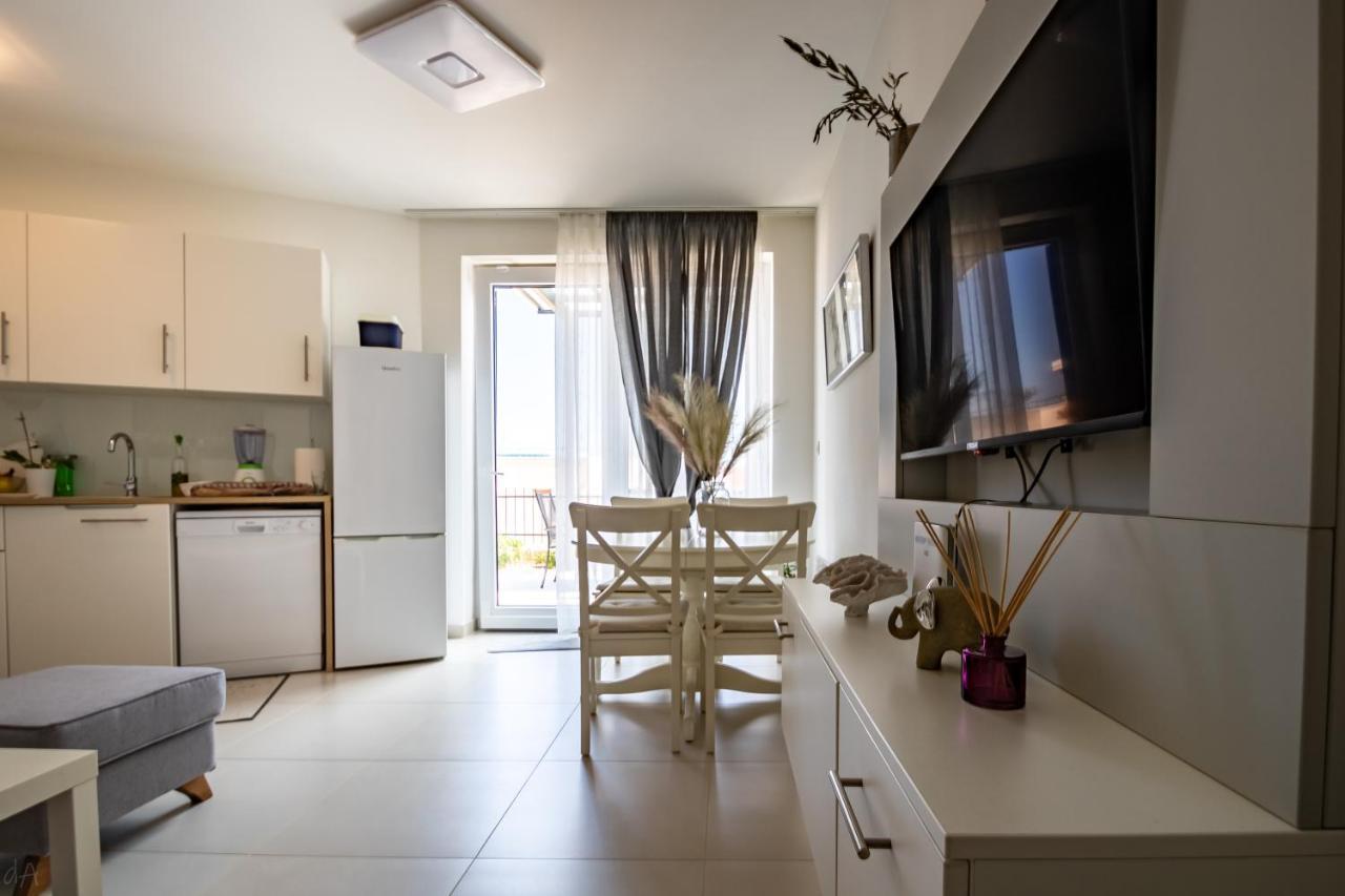 Appartamento La Perla Jacuzzi Murter Esterno foto
