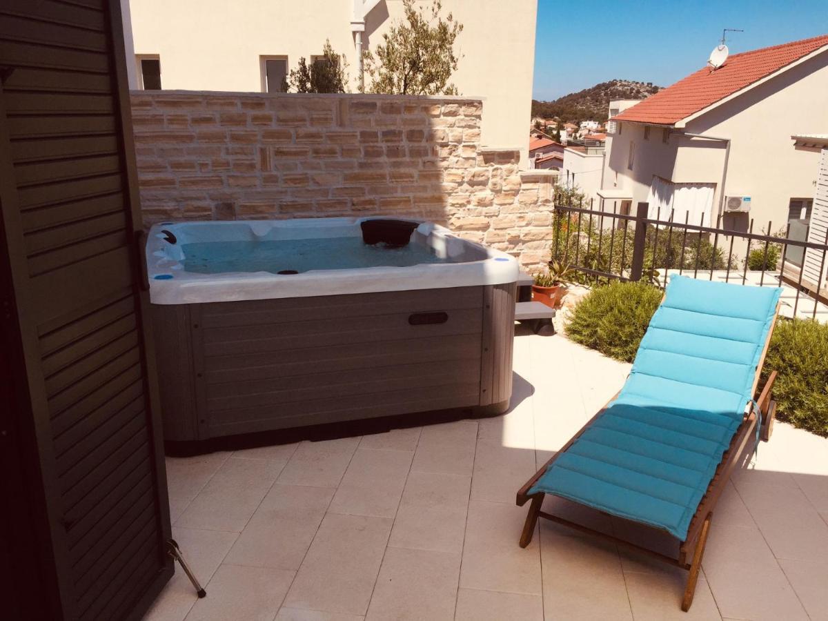Appartamento La Perla Jacuzzi Murter Esterno foto